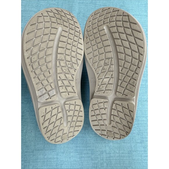 Women’s 7 OOFOS Oomega Ooahh Nomad 100% Original Cream Ivory Thick Sole Slides - Picture 7 of 8